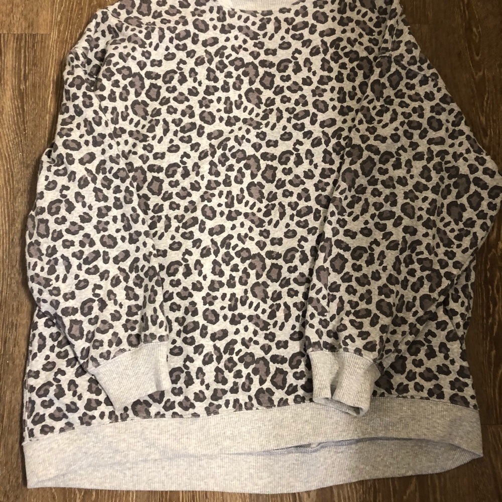 American Eagle leopard print crewneck